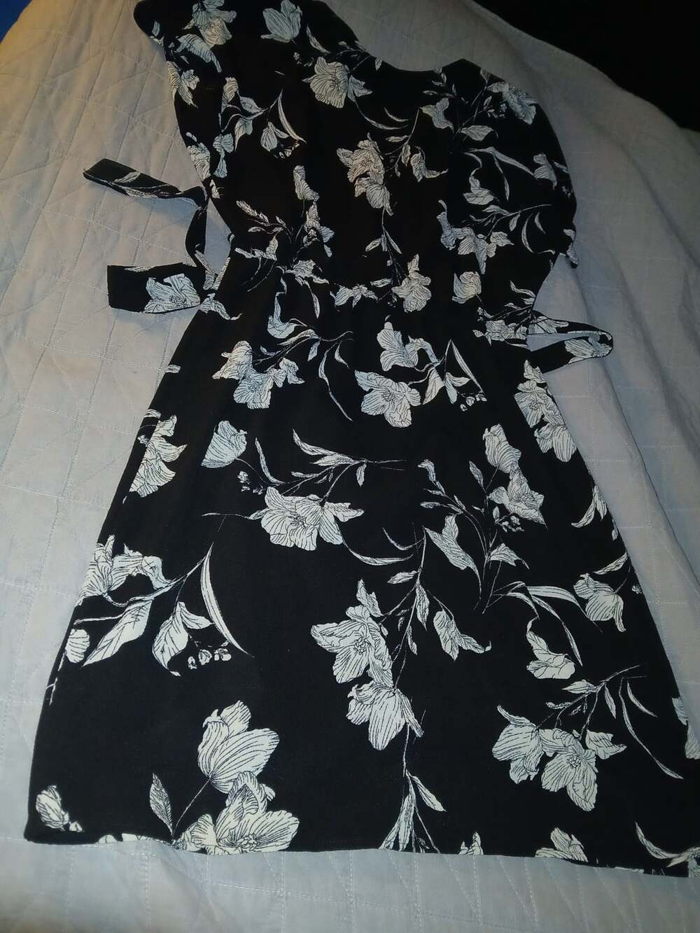 Bobeau Black and White Floral Print Tie-Waist Dress